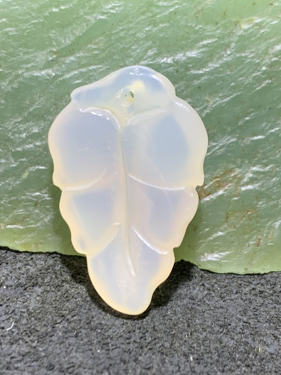 精美荔枝冻白玉髓雕刻树叶一个，寓意：大业有成，