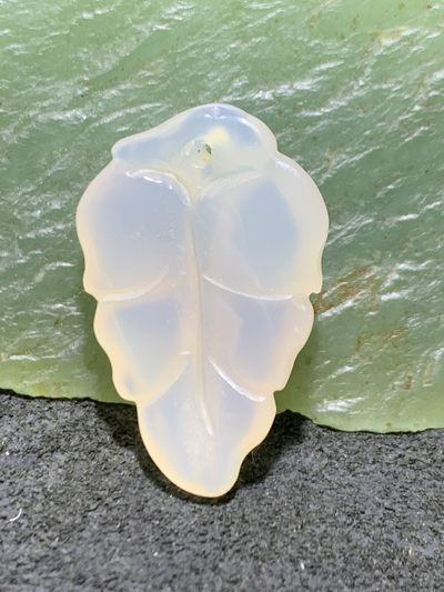 精美荔枝冻白玉髓雕刻树叶一个，寓意：大业有成， 精美荔枝冻白玉髓雕刻树叶一个，寓意：大业有成，