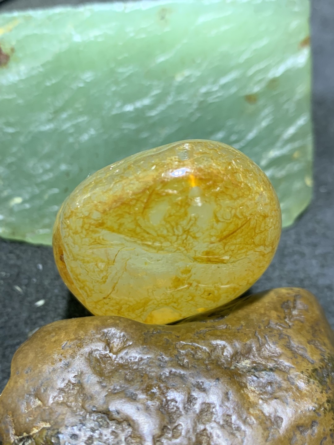 精美天然原皮马达加斯加玛瑙雕刻观音菩萨吊坠(把件)一个，