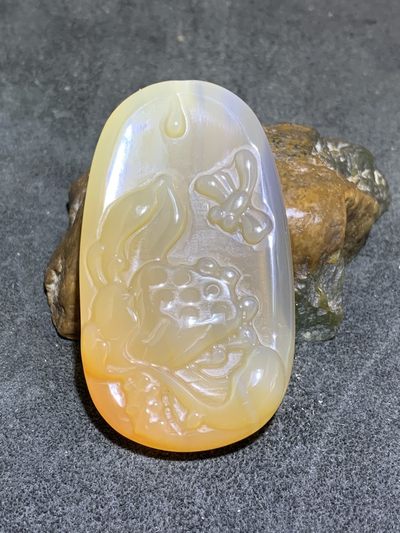 精美高玉化巴西玛瑙雕刻牌子一块 - 精美高玉化巴西玛瑙雕刻牌子一块