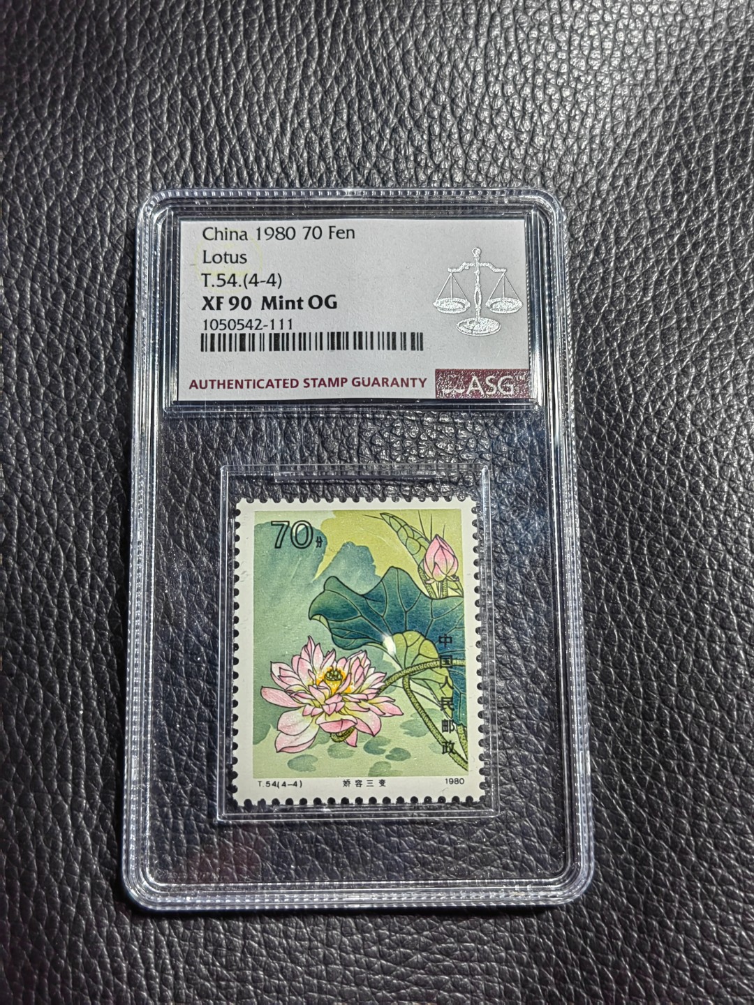 洪涛臻品批发群  精选邮票限时拍卖第一百二十二期 T54荷花★总筋★4-4  新  ASG90分OG  版撕绝中绝，最严格时期出分，荷花★裸票★一套400元左右，总筋一枚就要300大几，可见总筋的分量，拥有这一枚几乎等于拥有这一套，喜欢不要错过
