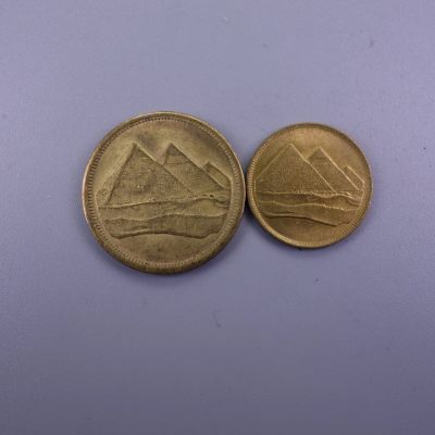 天业钱币散币拍卖第11次专场 - 埃及金字塔1984年1、5P 黄铜币一对 UNC
