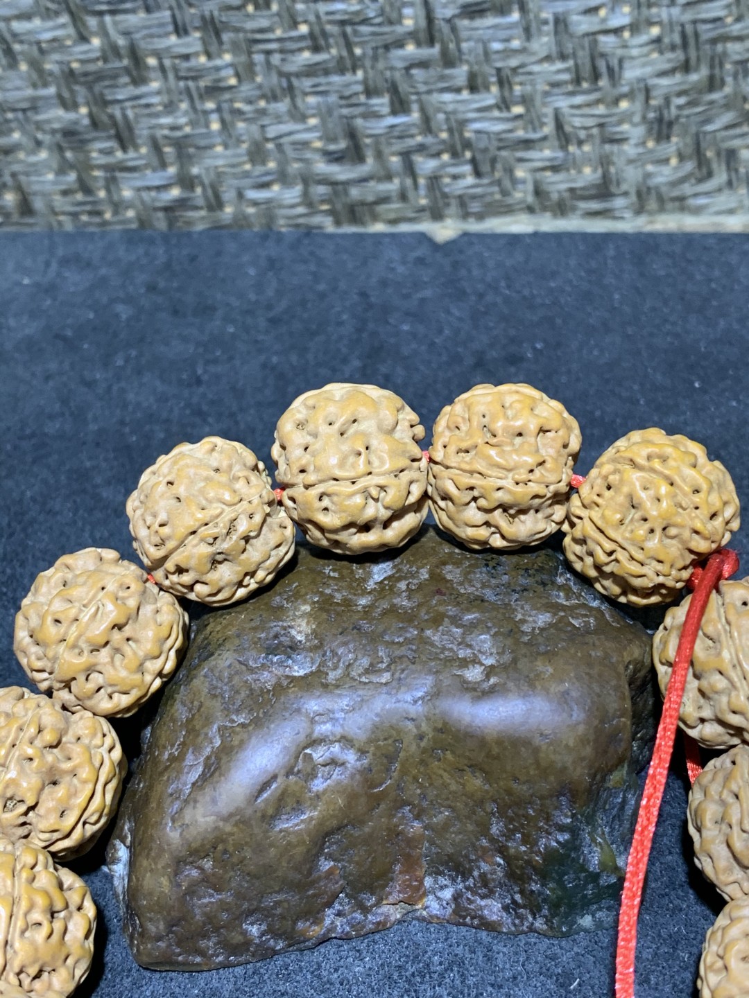 精美毕业级凹底梅花双龙金刚菩提手串一条，