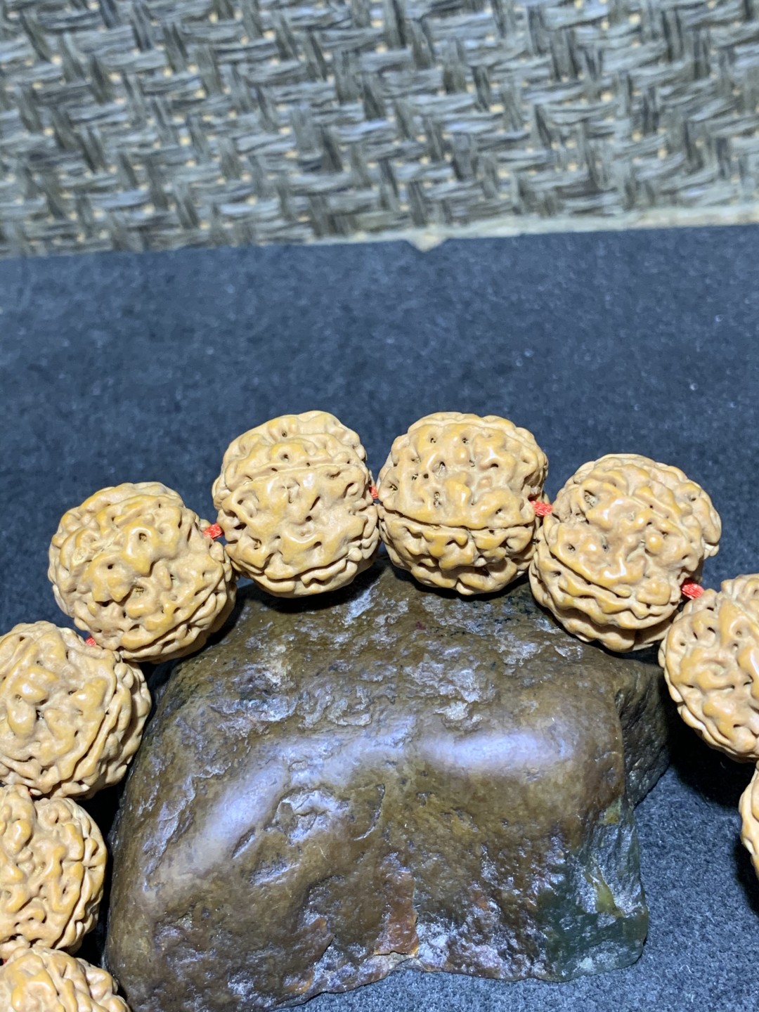 精美毕业级凹底梅花双龙金刚菩提手串一条，