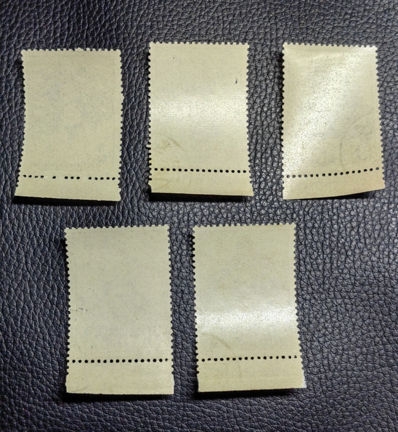 洪涛臻品批发群  精选邮票限时拍卖第一百一十五期 特47西藏  厂名盖销 全 ，几乎全品，5—3轻微软印如图，其余4枚无明显瑕疵！白胶厂名非常难得！！老纪特经典高价票，喜欢不要错过