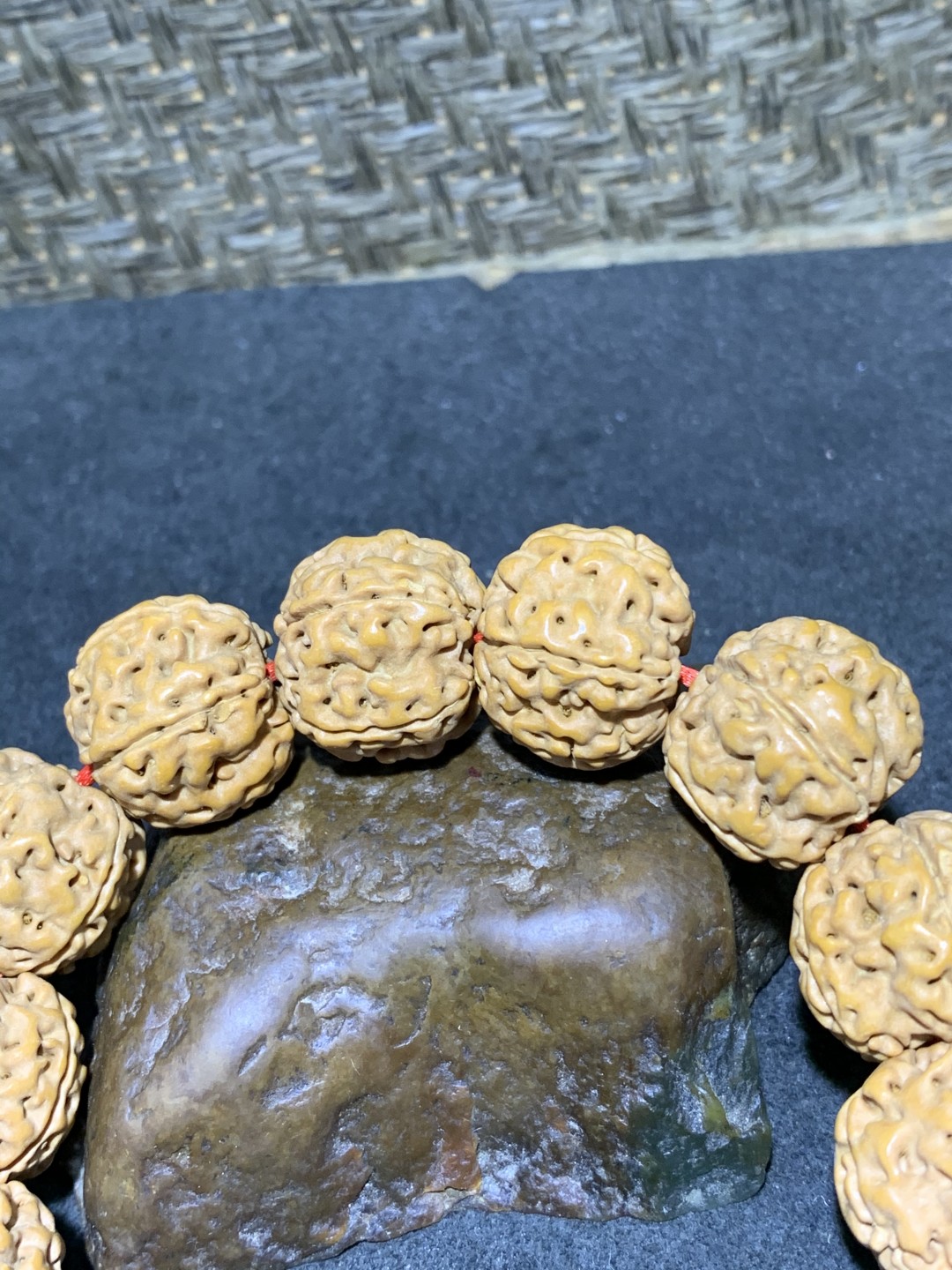精美毕业级凹底梅花双龙金刚菩提手串一条，