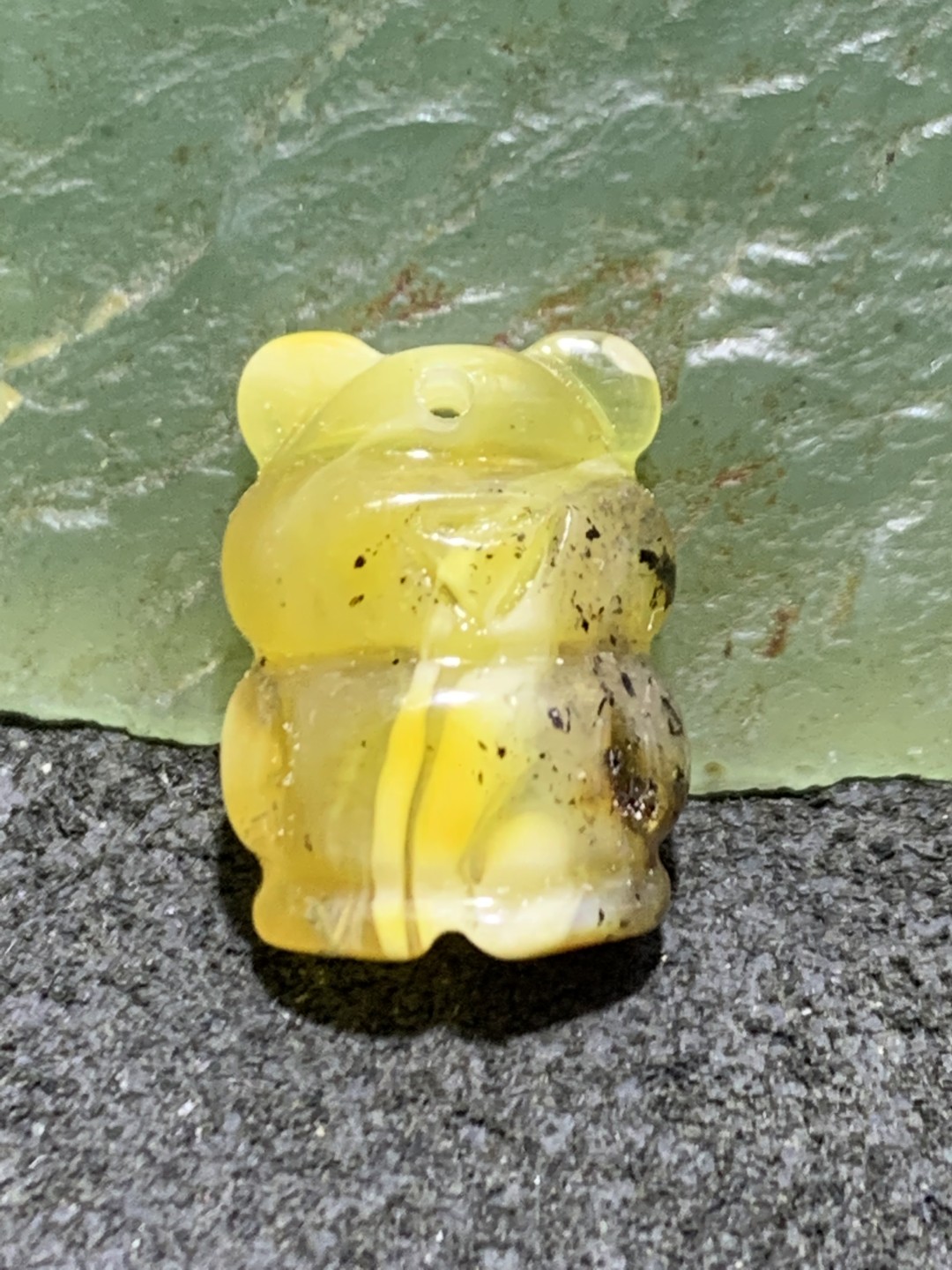天然通货乌克兰蜜蜡雕刻小熊吊坠一个