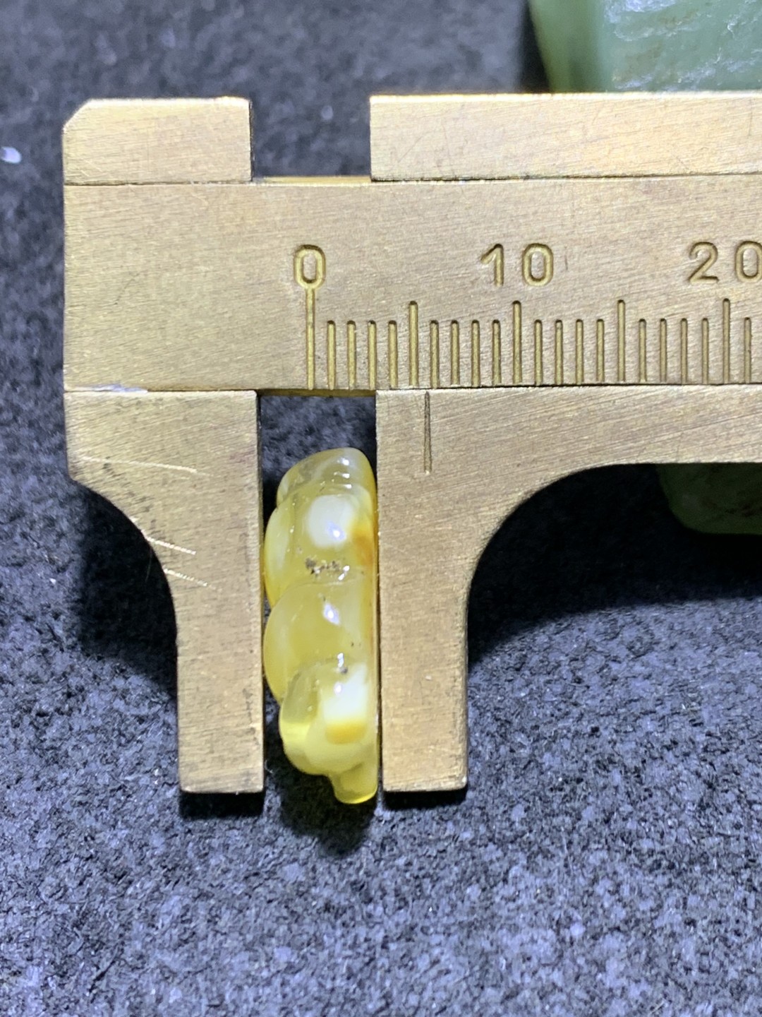 天然通货乌克兰蜜蜡雕刻小熊吊坠一个