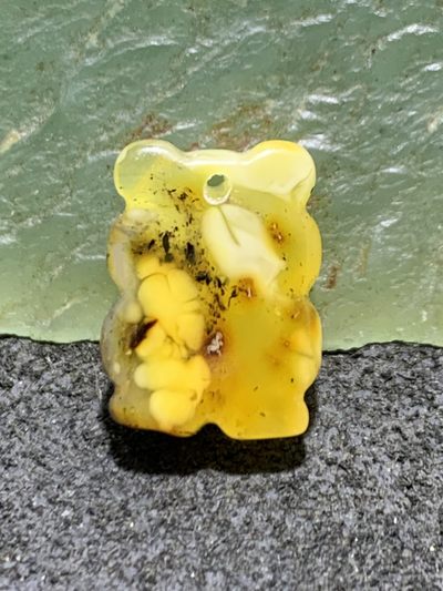 天然通货乌克兰蜜蜡雕刻小熊吊坠一个 天然通货乌克兰蜜蜡雕刻小熊吊坠一个
