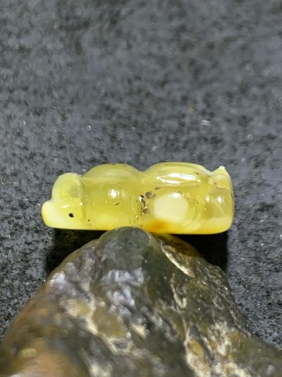 天然通货乌克兰蜜蜡雕刻小熊吊坠一个 天然通货乌克兰蜜蜡雕刻小熊吊坠一个