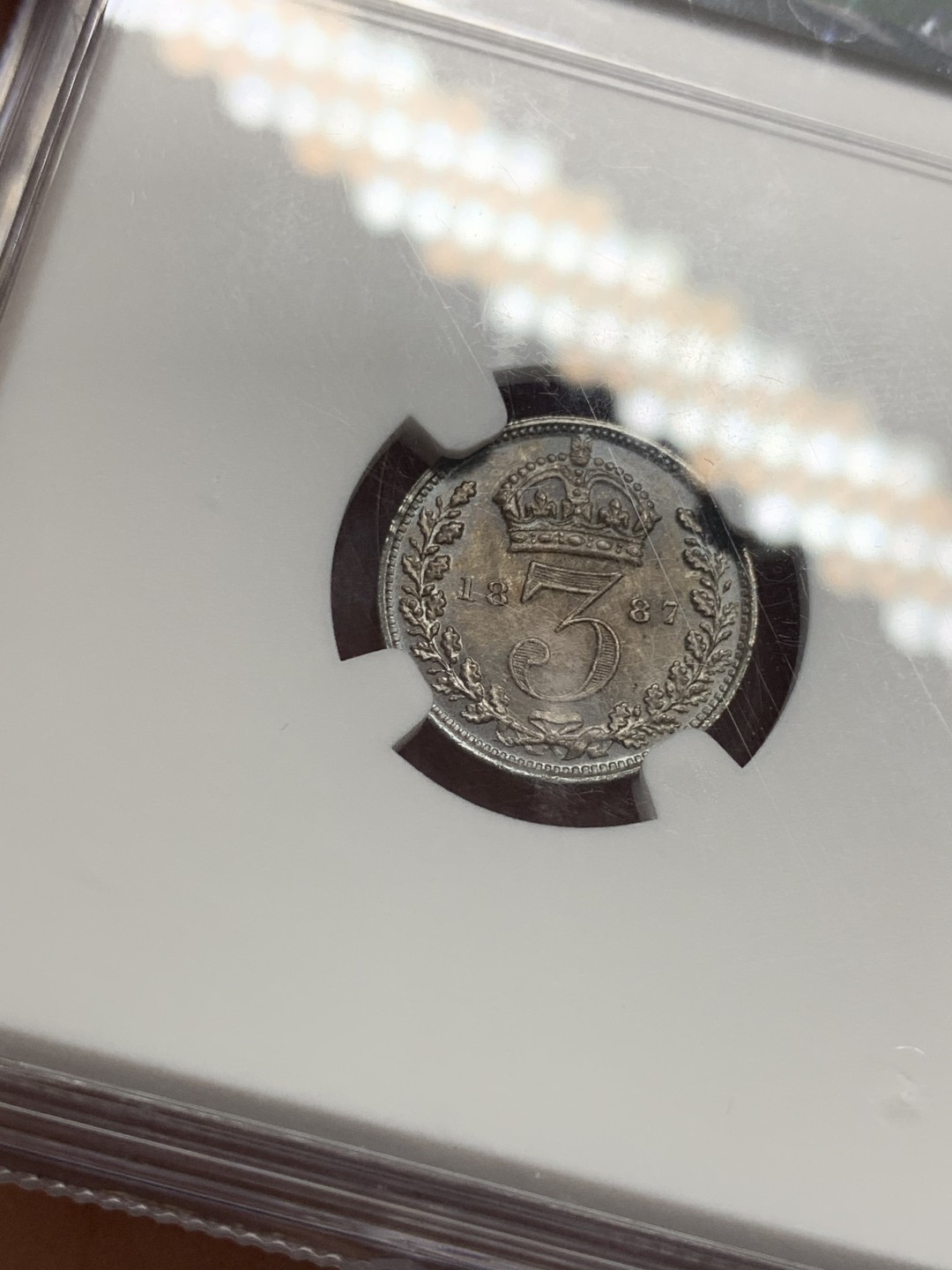 《竞宝斋》第125场-周日，周一 ，2场连拍（全场包邮） NGC MS63 英国1887年维多利亚高冠3便士银币深五彩品相