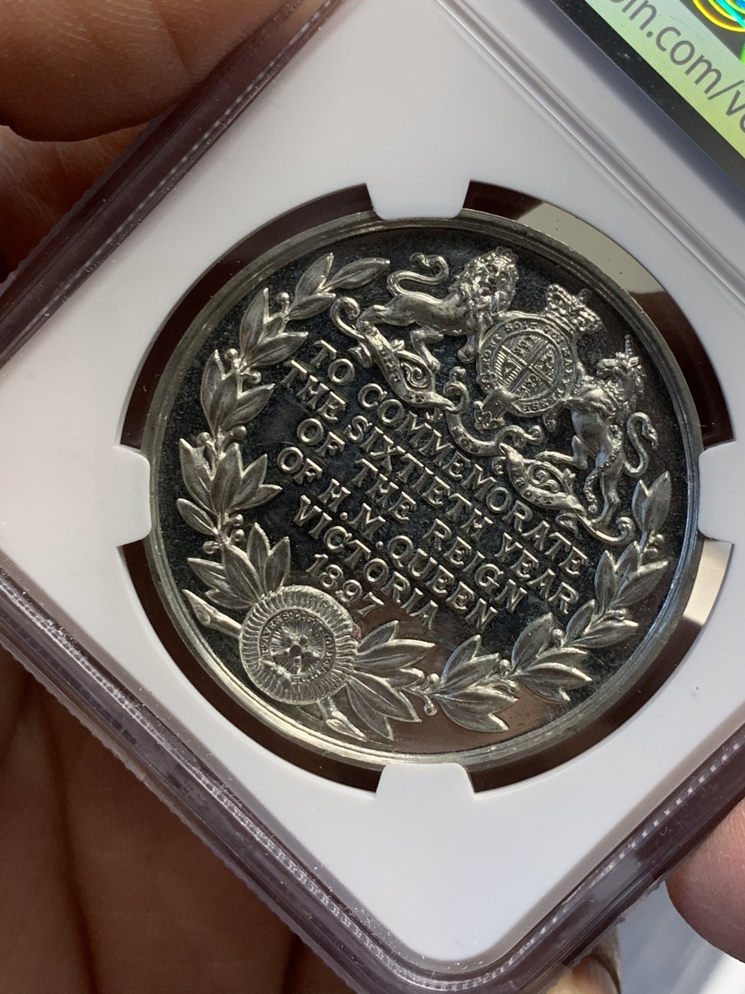《竞宝斋》第125场-周日，周一 ，2场连拍（全场包邮） 冠军分 NGC-MS61 英国1897年 维多利亚女王加冕勋章 非常稀少的品种 白色金属 WM