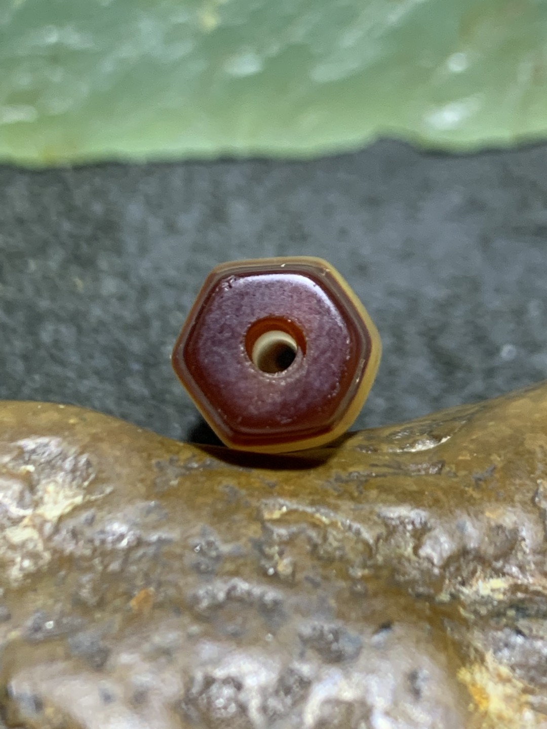 精美酒红色玛瑙六棱竹节桶珠一颗