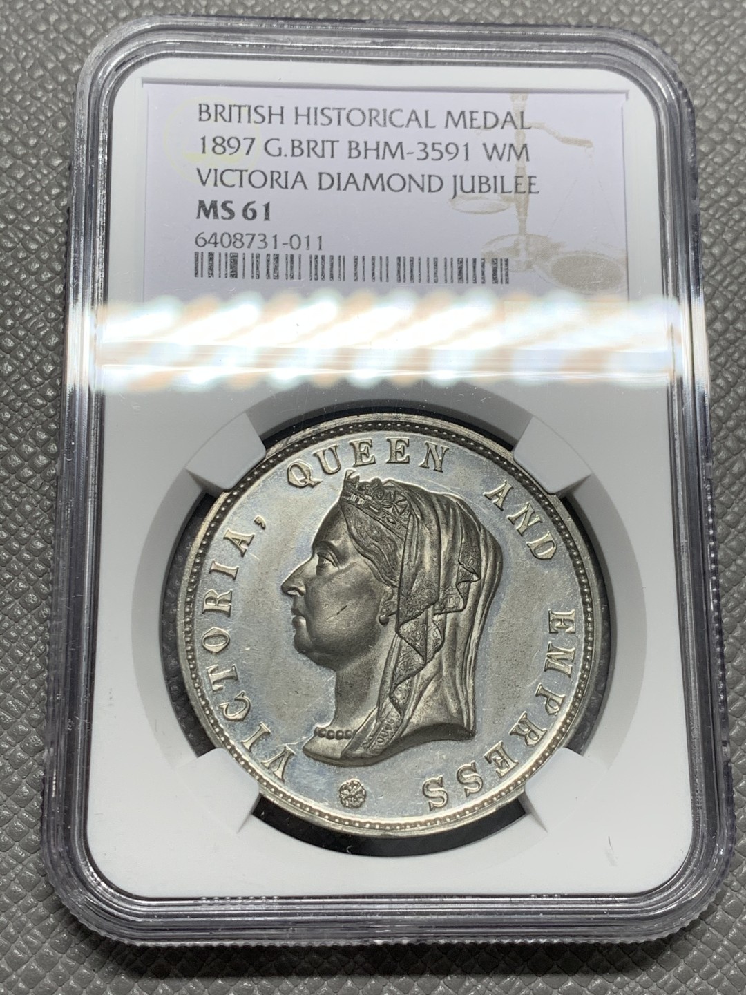 《竞宝斋》第125场-周日，周一 ，2场连拍（全场包邮） 冠军分 NGC-MS61 英国1897年 维多利亚女王加冕勋章 非常稀少的品种 白色金属 WM