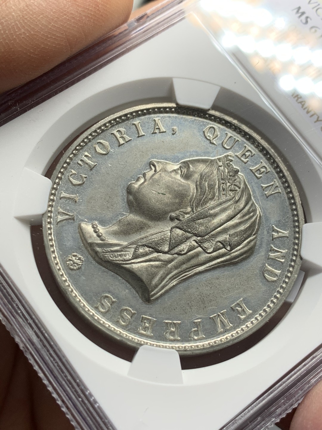 《竞宝斋》第125场-周日，周一 ，2场连拍（全场包邮） 冠军分 NGC-MS61 英国1897年 维多利亚女王加冕勋章 非常稀少的品种 白色金属 WM