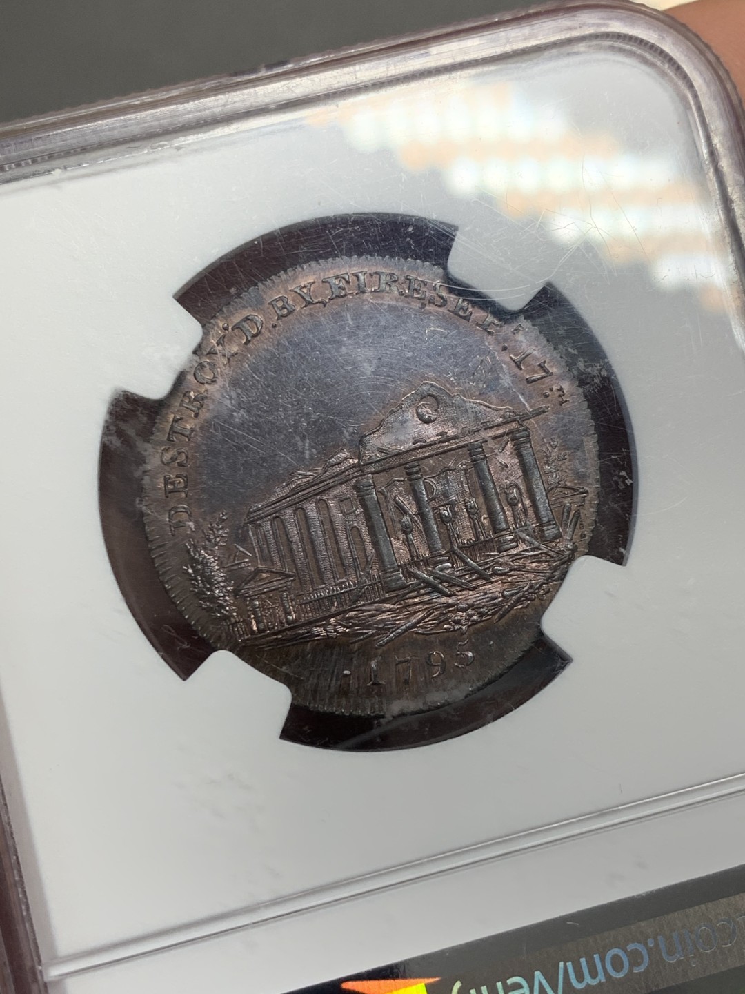 《竞宝斋》第125场-周日，周一 ，2场连拍（全场包邮） NGC-MS65BN 英国Conder Token1795年半便士Middlesex 顶级状态，少许原始铜光外覆盖着均匀的巧克力色棕色包浆，打制深峻锐利，转光夺目，图案为伦敦著名地标圣保罗教堂被大火烧毁前后