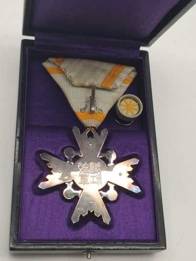 明治时期五等瑞宝章 纯银珐琅勋章 古董纪念章 纯银珐琅鎏金 黑漆木盒 盒略齐全 抗战收藏 勿忘国耻 明治时期五等瑞宝章 纯银珐琅勋章 古董纪念章 纯银珐琅鎏金 黑漆木盒 盒略齐全 抗战收藏 勿忘国耻
