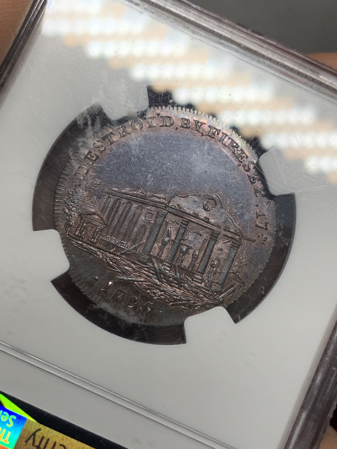 《竞宝斋》第125场-周日，周一 ，2场连拍（全场包邮） NGC-MS65BN 英国Conder Token1795年半便士Middlesex 顶级状态，少许原始铜光外覆盖着均匀的巧克力色棕色包浆，打制深峻锐利，转光夺目，图案为伦敦著名地标圣保罗教堂被大火烧毁前后