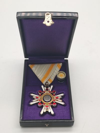 明治时期五等瑞宝章 纯银珐琅勋章 古董纪念章 纯银珐琅鎏金 黑漆木盒 盒略齐全 抗战收藏 勿忘国耻 明治时期五等瑞宝章 纯银珐琅勋章 古董纪念章 纯银珐琅鎏金 黑漆木盒 盒略齐全 抗战收藏 勿忘国耻