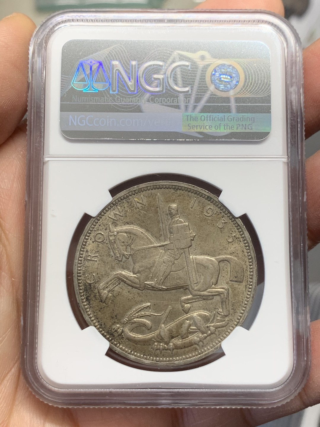 《竞宝斋》第125场-周日，周一 ，2场连拍（全场包邮） NGC-MS64 英国 1935年 1克朗 乔五木马剑银币 原味无洗 英系必备品种