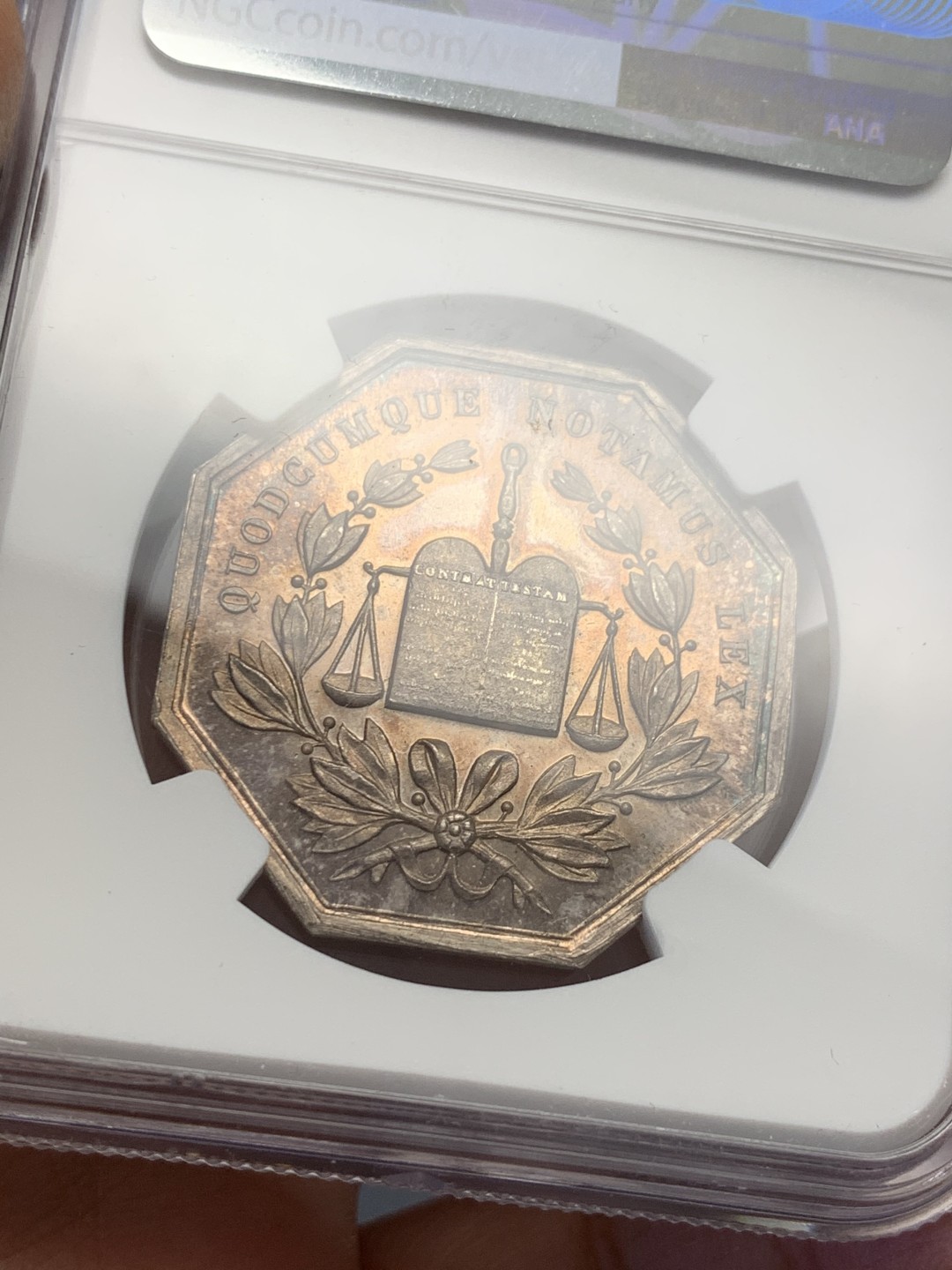 《竞宝斋》第125场-周日，周一 ，2场连拍（全场包邮） NGC-MS64 法国约1880年阿布维尔八角代用币 握手 五彩绚丽包浆 八角中的战斗机