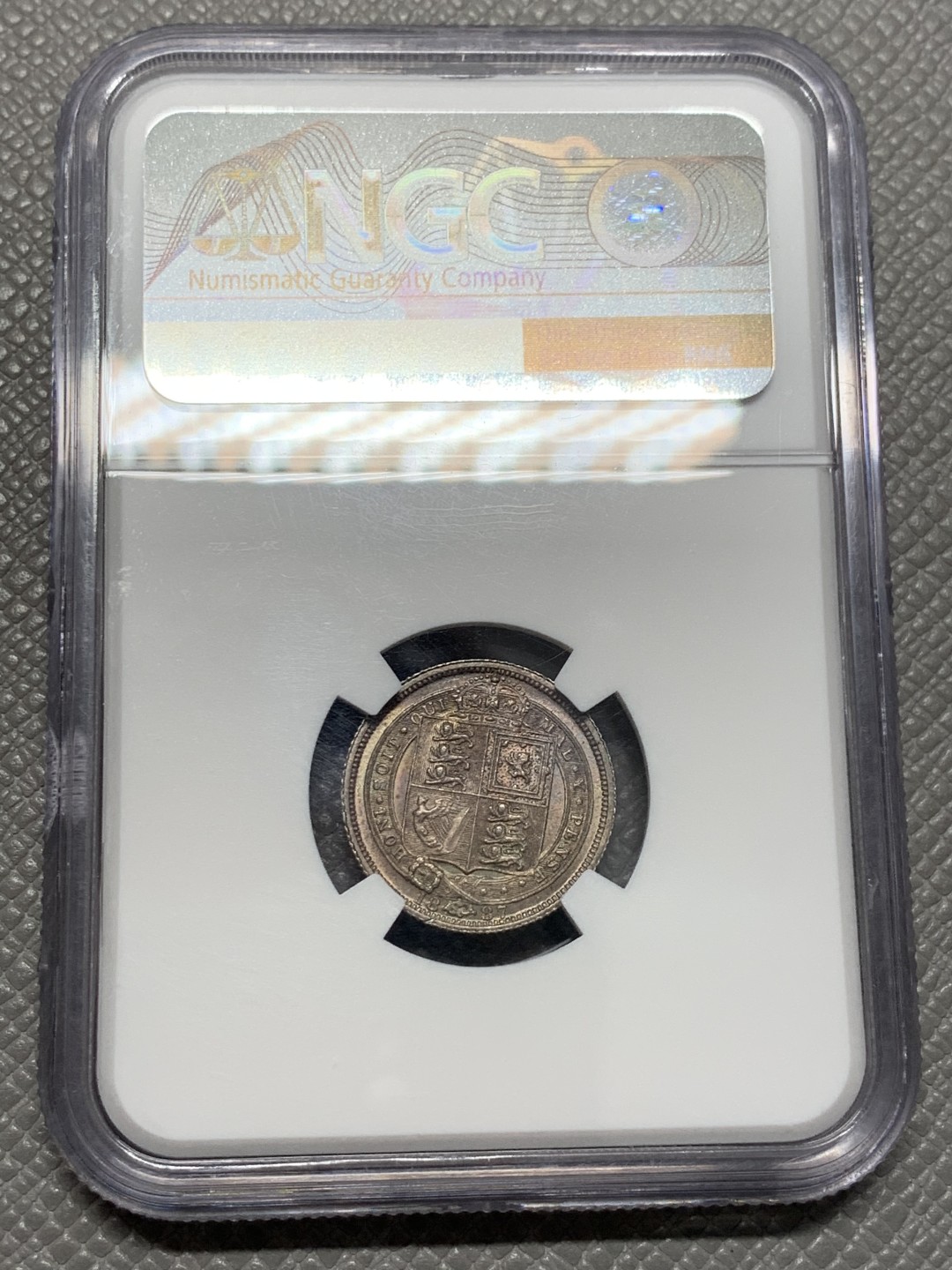 《竞宝斋》第125场-周日，周一 ，2场连拍（全场包邮） NGC-MS64 英国1887年六便士盾徽版 经典品种，紫金淡彩，转光优秀，盒子全新无划痕，标准可以入藏1887套的六便士