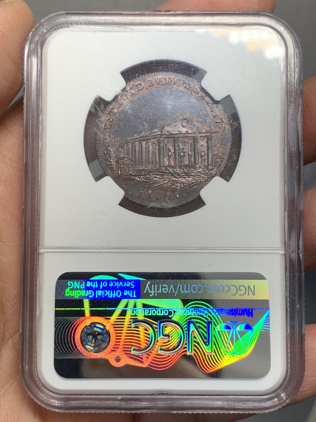 《竞宝斋》第125场-周日，周一 ，2场连拍（全场包邮） NGC-MS65BN 英国Conder Token1795年半便士Middlesex 顶级状态，少许原始铜光外覆盖着均匀的巧克力色棕色包浆，打制深峻锐利，转光夺目，图案为伦敦著名地标圣保罗教堂被大火烧毁前后