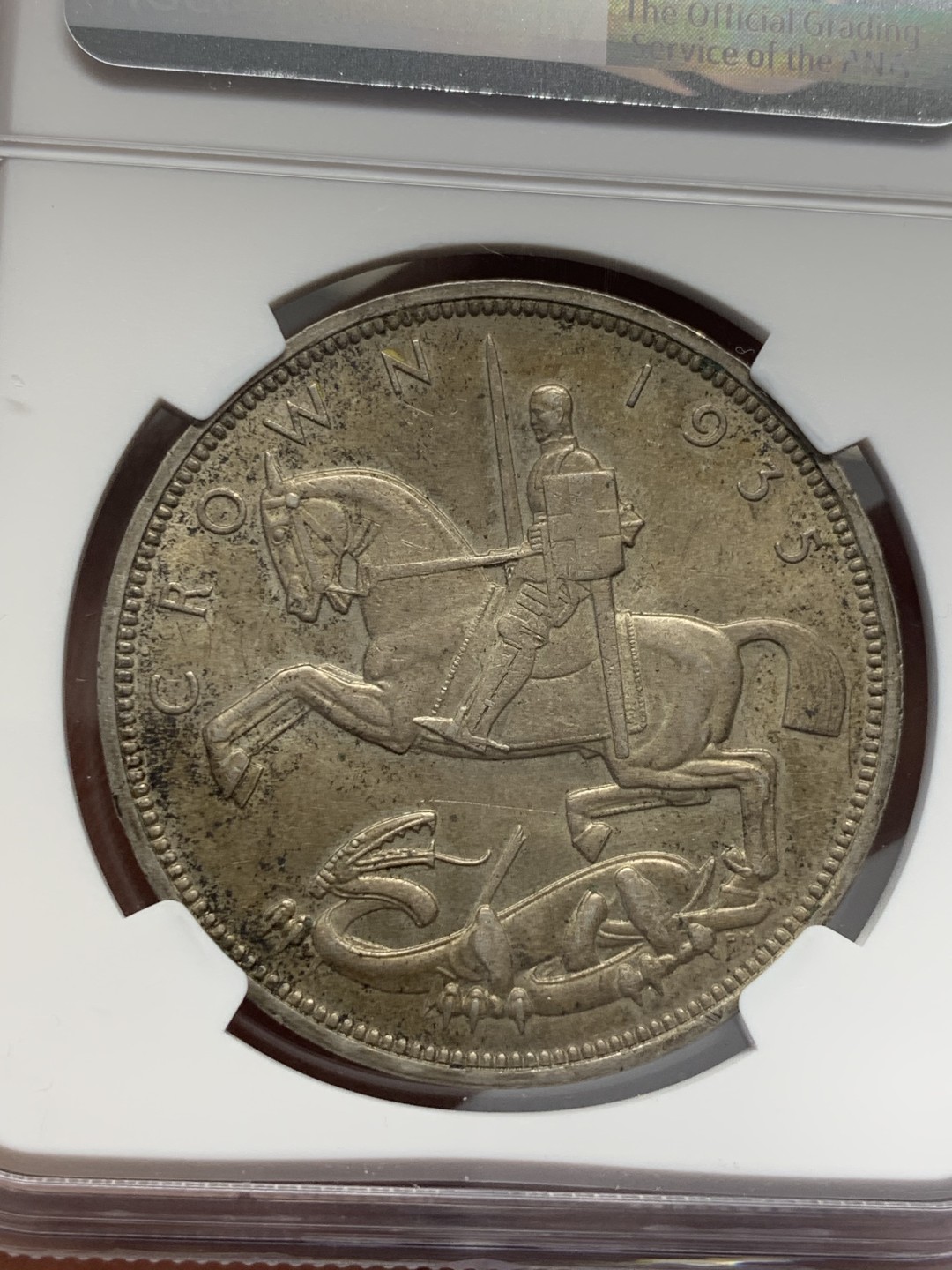 《竞宝斋》第125场-周日，周一 ，2场连拍（全场包邮） NGC-MS64 英国 1935年 1克朗 乔五木马剑银币 原味无洗 英系必备品种