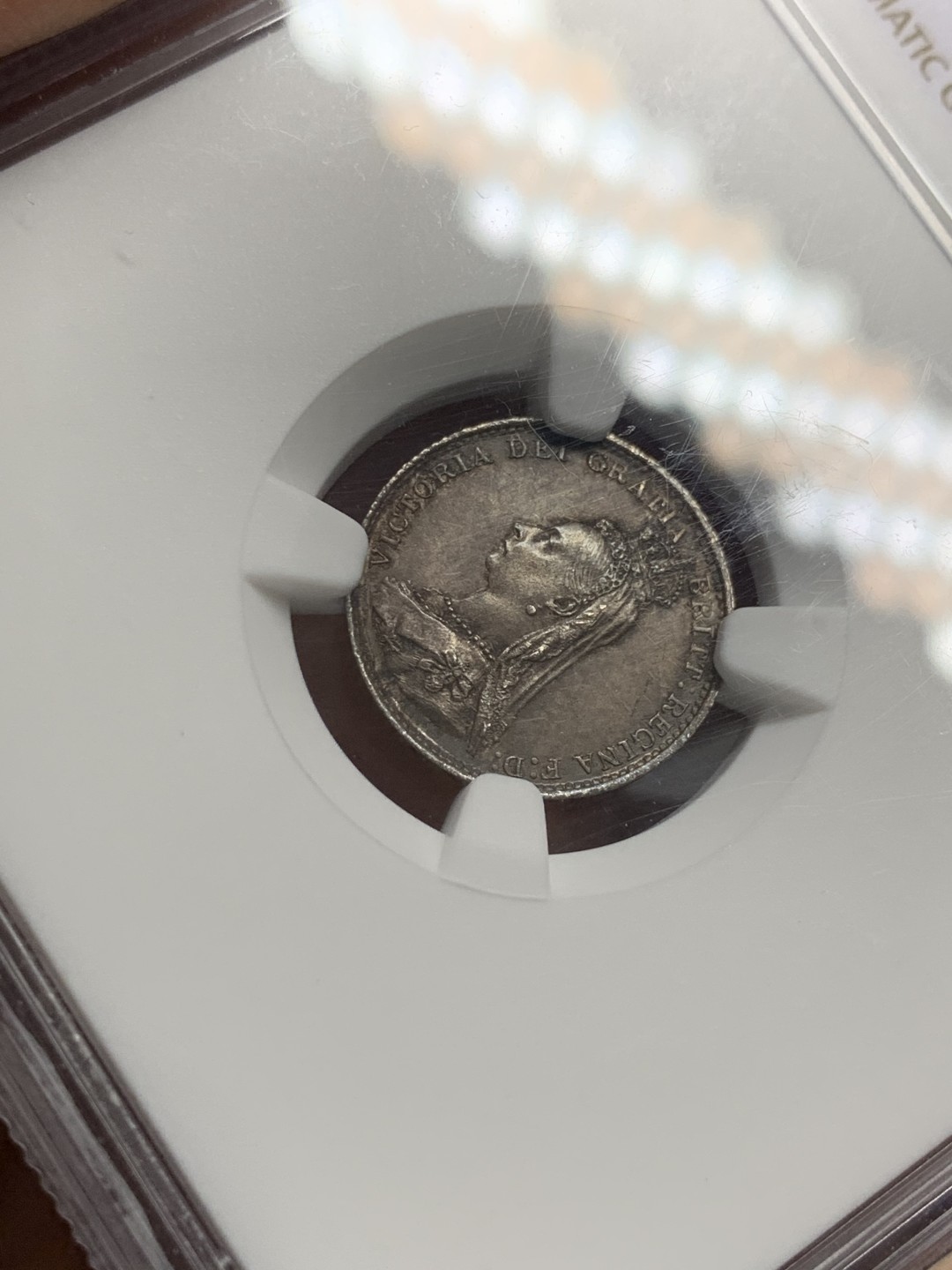 《竞宝斋》第125场-周日，周一 ，2场连拍（全场包邮） NGC MS63 英国1887年维多利亚高冠3便士银币深五彩品相