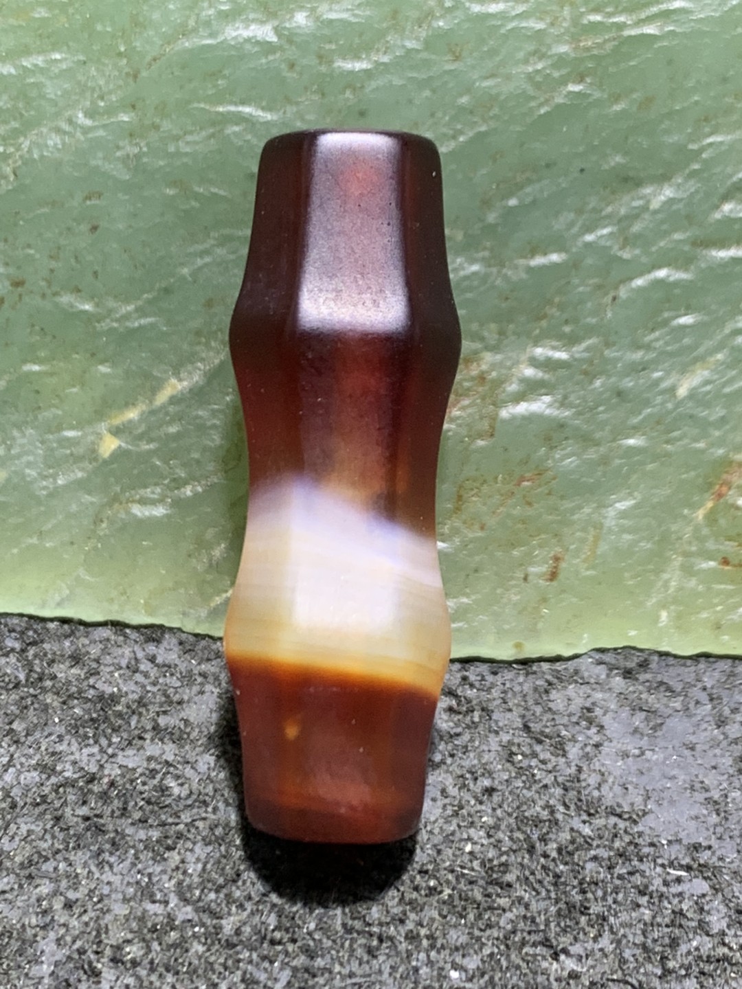 精美酒红色玛瑙六棱竹节桶珠一颗