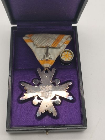 明治时期五等瑞宝章 纯银珐琅勋章 古董纪念章 纯银珐琅鎏金 黑漆木盒 盒略齐全 抗战收藏 勿忘国耻 明治时期五等瑞宝章 纯银珐琅勋章 古董纪念章 纯银珐琅鎏金 黑漆木盒 盒略齐全 抗战收藏 勿忘国耻