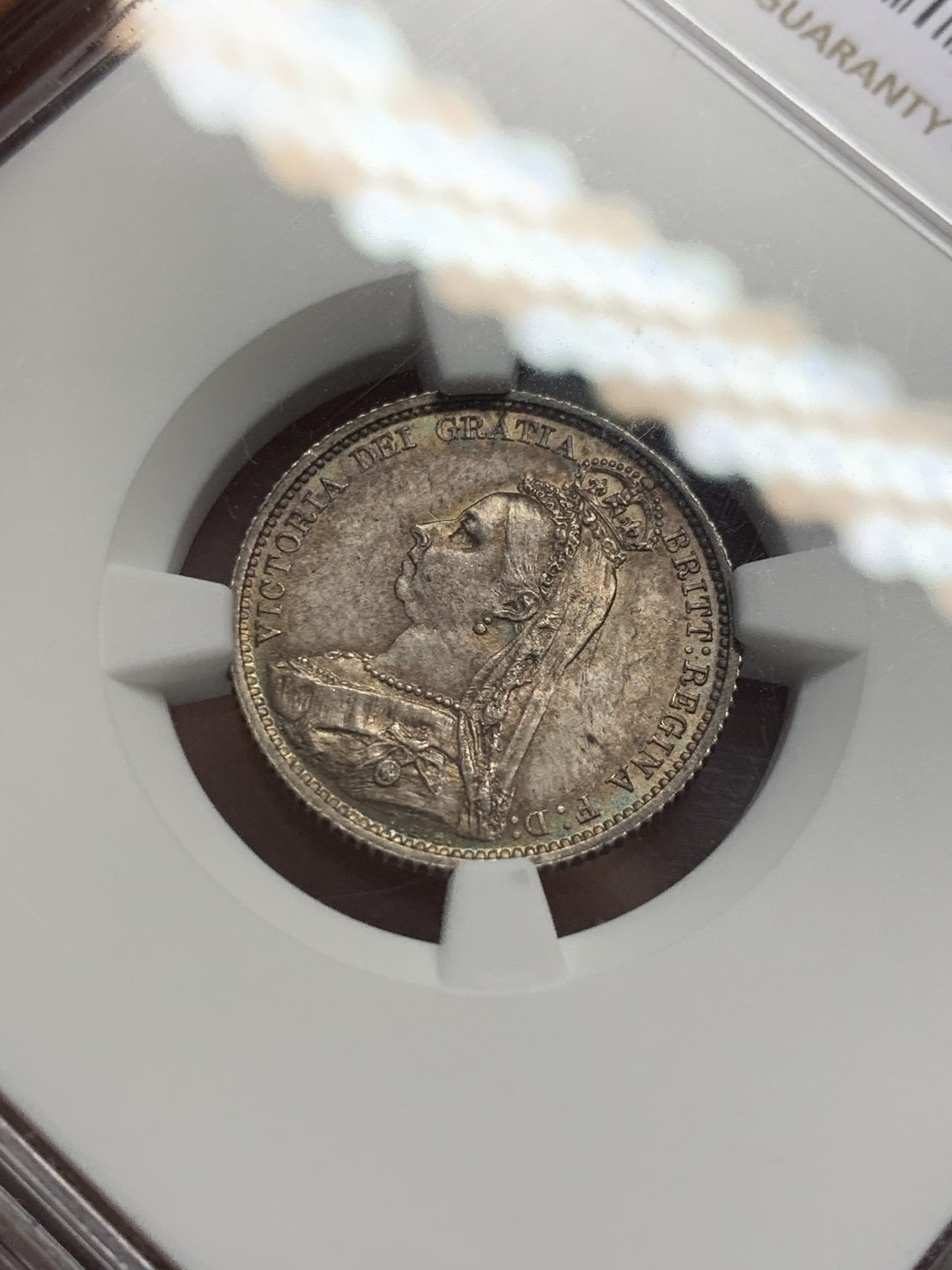《竞宝斋》第125场-周日，周一 ，2场连拍（全场包邮） NGC-MS64 英国1887年六便士盾徽版 经典品种，紫金淡彩，转光优秀，盒子全新无划痕，标准可以入藏1887套的六便士