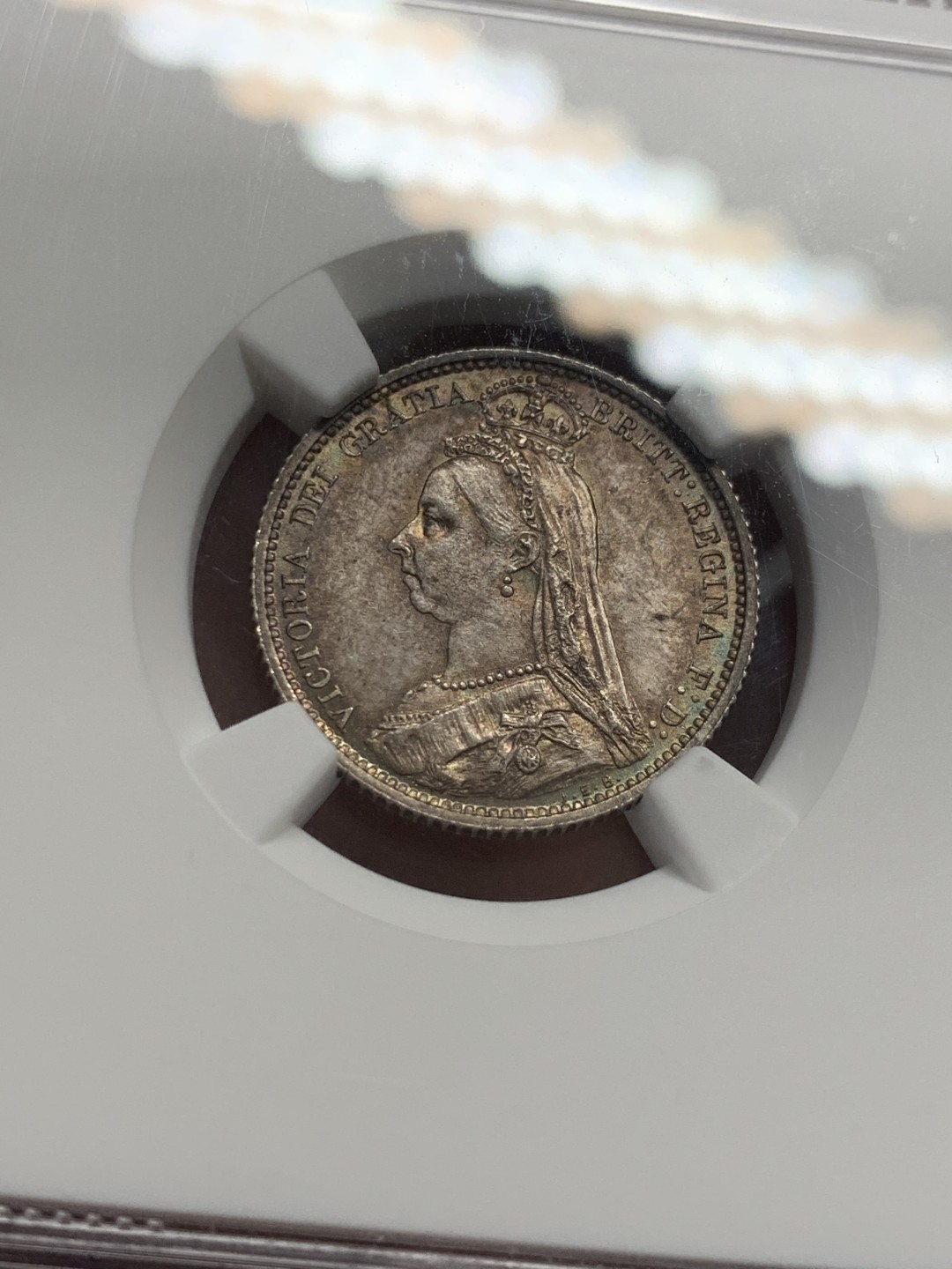 《竞宝斋》第125场-周日，周一 ，2场连拍（全场包邮） NGC-MS64 英国1887年六便士盾徽版 经典品种，紫金淡彩，转光优秀，盒子全新无划痕，标准可以入藏1887套的六便士