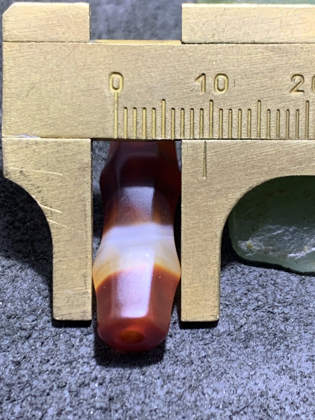 精美酒红色玛瑙六棱竹节桶珠一颗