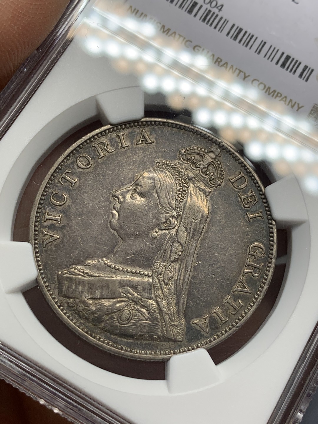 《竞宝斋》第125场-周日，周一 ，2场连拍（全场包邮） NGC AU50 英国1887年维多利亚高冠双弗洛林大银币黑彩阿拉伯体