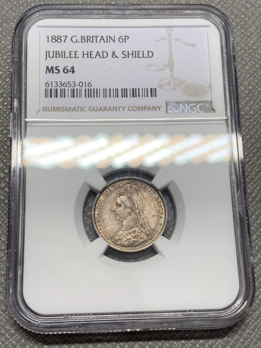 《竞宝斋》第125场-周日，周一 ，2场连拍（全场包邮） NGC-MS64 英国1887年六便士盾徽版 经典品种，紫金淡彩，转光优秀，盒子全新无划痕，标准可以入藏1887套的六便士