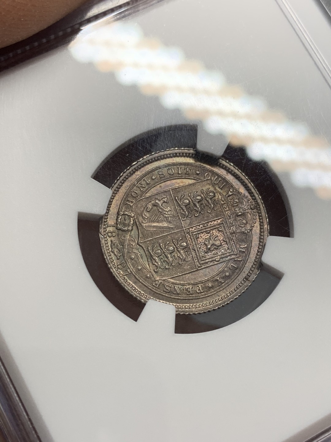 《竞宝斋》第125场-周日，周一 ，2场连拍（全场包邮） NGC-MS64 英国1887年六便士盾徽版 经典品种，紫金淡彩，转光优秀，盒子全新无划痕，标准可以入藏1887套的六便士
