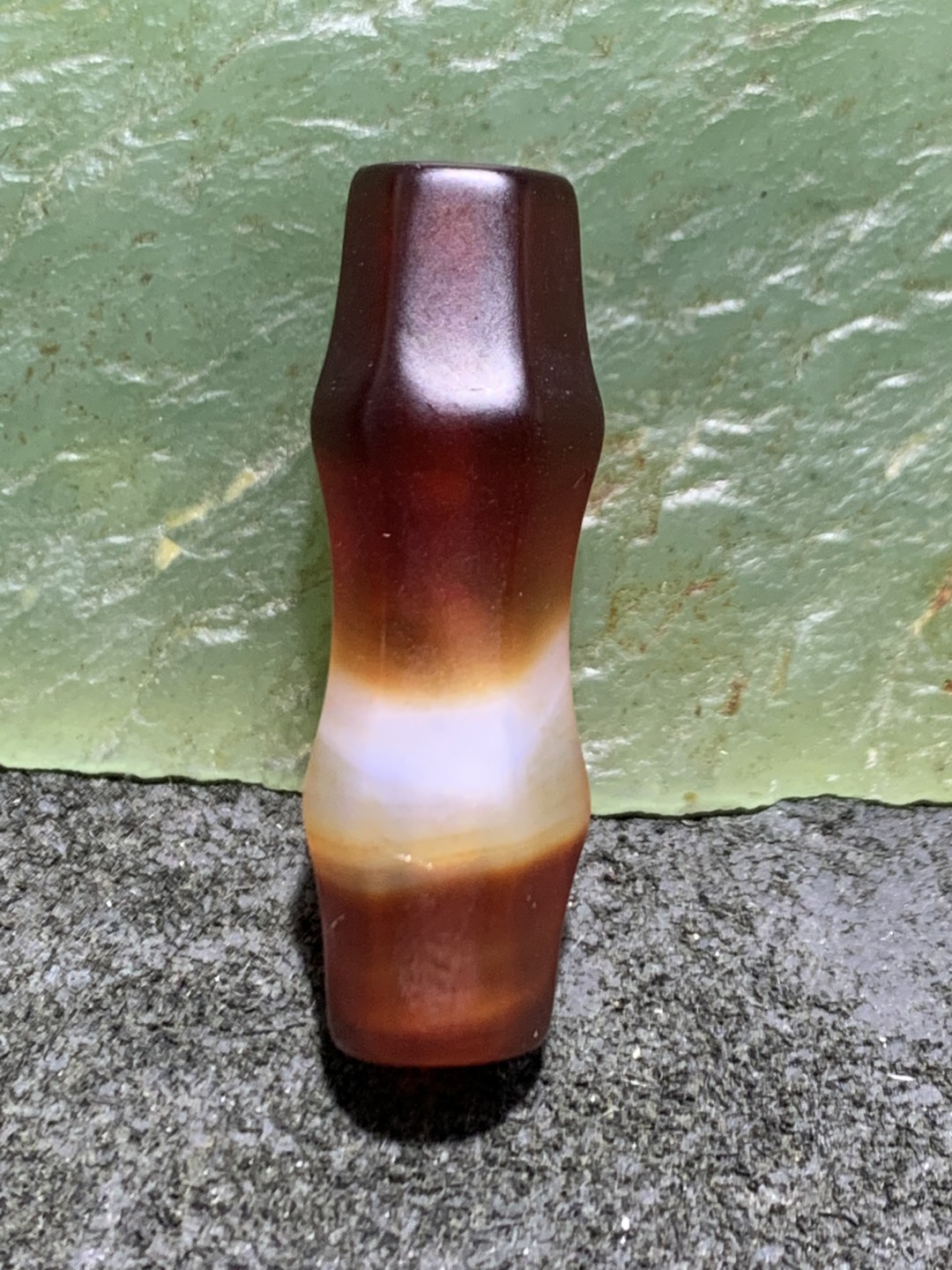 精美酒红色玛瑙六棱竹节桶珠一颗