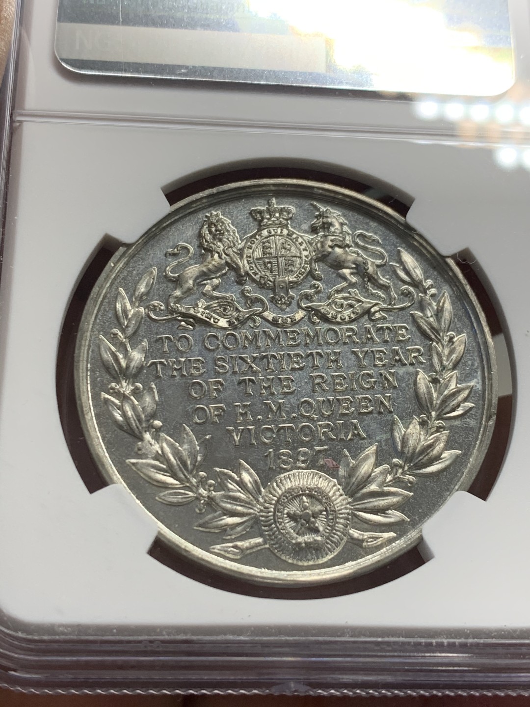 《竞宝斋》第125场-周日，周一 ，2场连拍（全场包邮） 冠军分 NGC-MS61 英国1897年 维多利亚女王加冕勋章 非常稀少的品种 白色金属 WM
