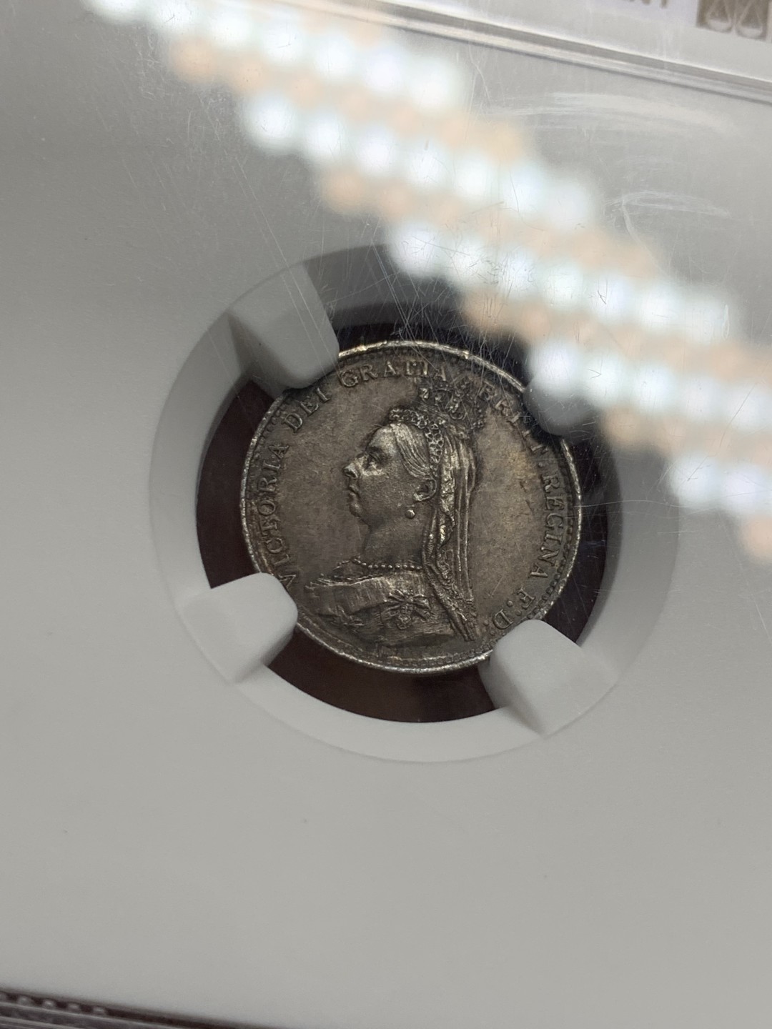 《竞宝斋》第125场-周日，周一 ，2场连拍（全场包邮） NGC MS63 英国1887年维多利亚高冠3便士银币深五彩品相
