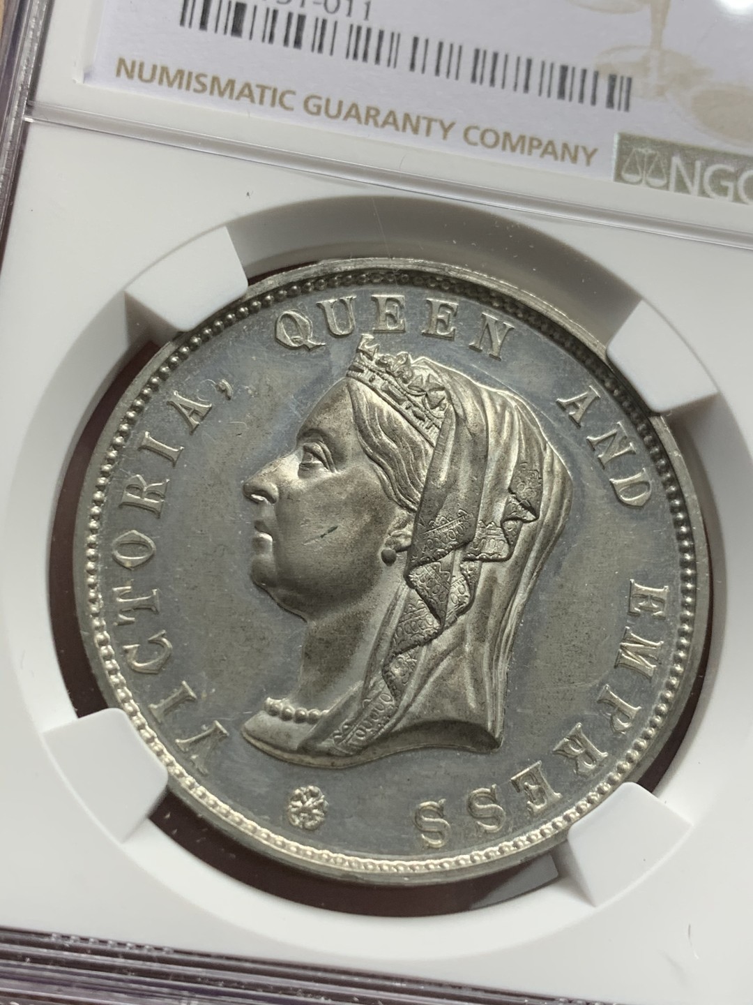 《竞宝斋》第125场-周日，周一 ，2场连拍（全场包邮） 冠军分 NGC-MS61 英国1897年 维多利亚女王加冕勋章 非常稀少的品种 白色金属 WM