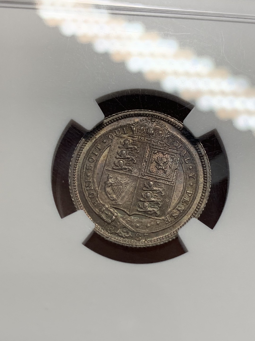《竞宝斋》第125场-周日，周一 ，2场连拍（全场包邮） NGC-MS64 英国1887年六便士盾徽版 经典品种，紫金淡彩，转光优秀，盒子全新无划痕，标准可以入藏1887套的六便士