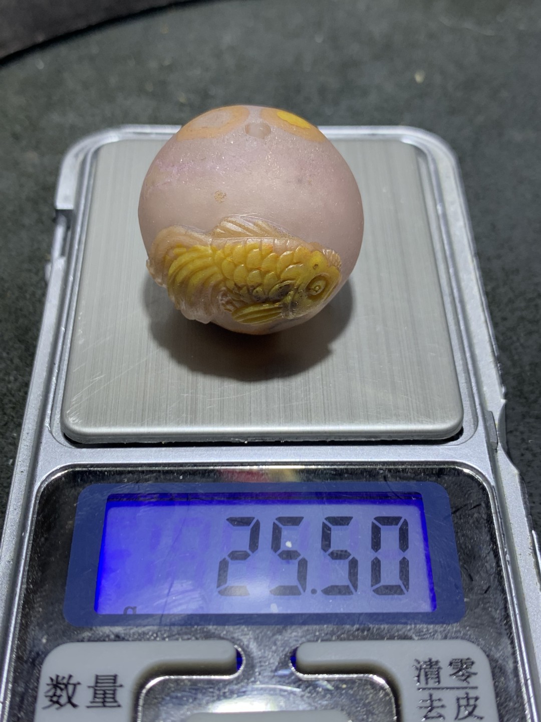 精美冰飘亚光战国红玛瑙巧雕金鱼随形珠一个，