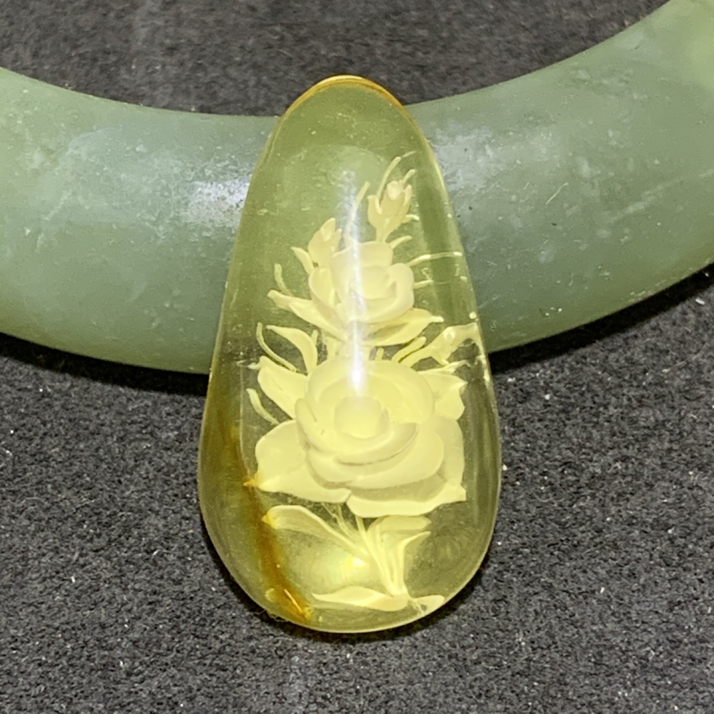 精美俄料鸡油黄金珀阴雕花吊坠一个，