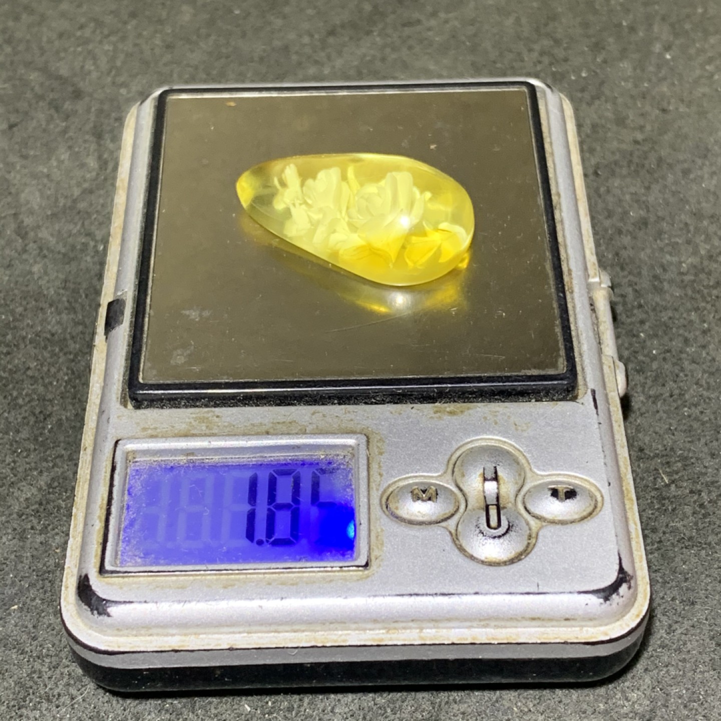 精美俄料鸡油黄金珀阴雕花吊坠一个，