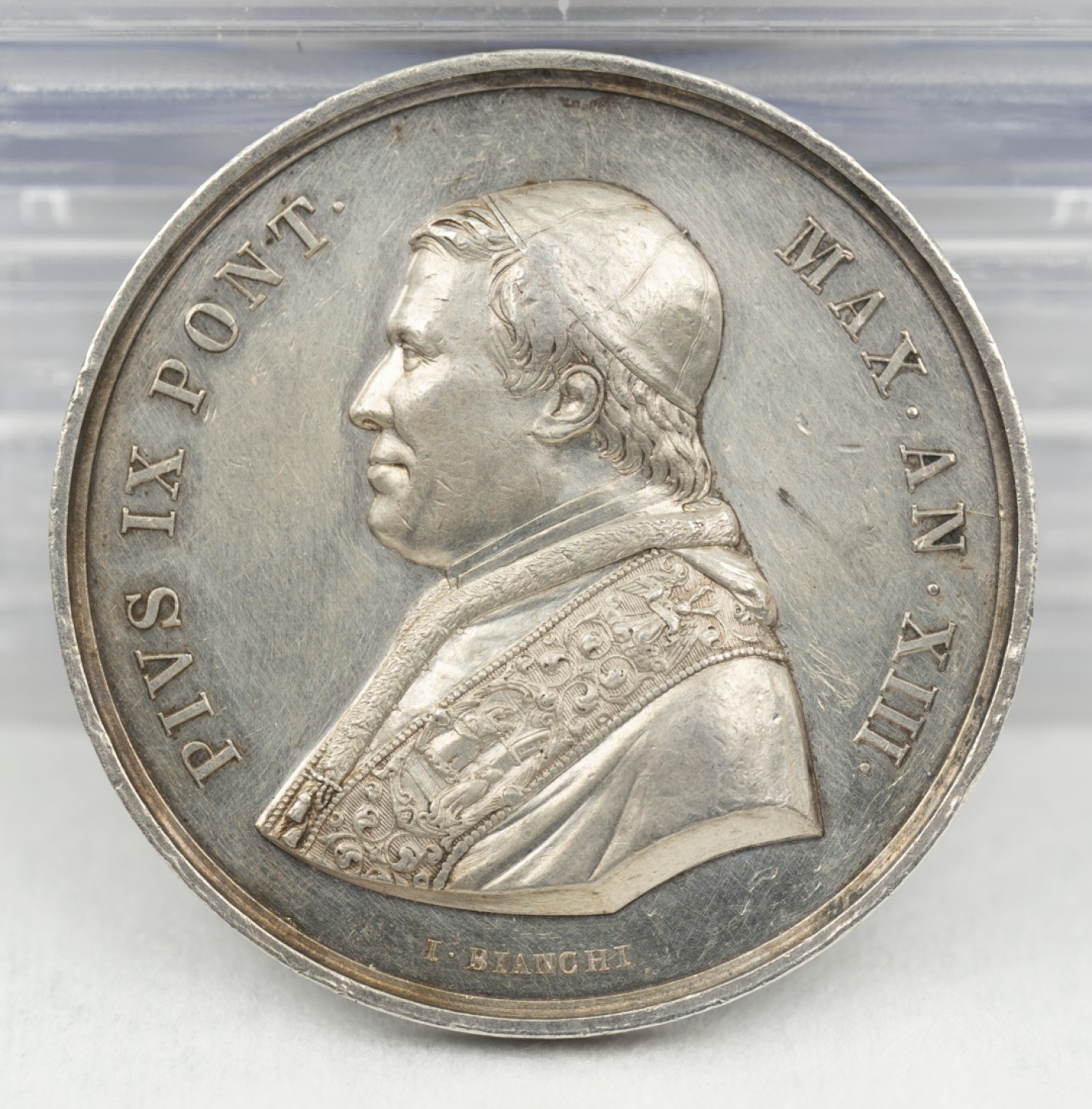 万国钱币拍卖第003期（圣诞精品特拍） 教宗国1857年庇护九世访问各省并召见城市女神形象大银章，背景是博洛尼亚市。43MM 34G边缘有轻微磕碰