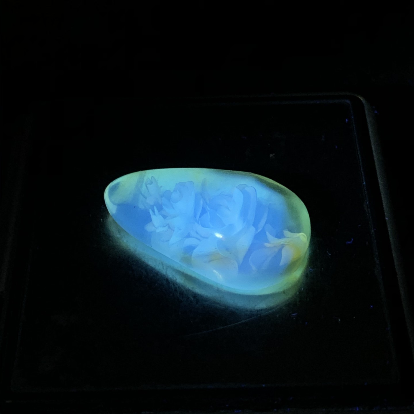 精美俄料鸡油黄金珀阴雕花吊坠一个，