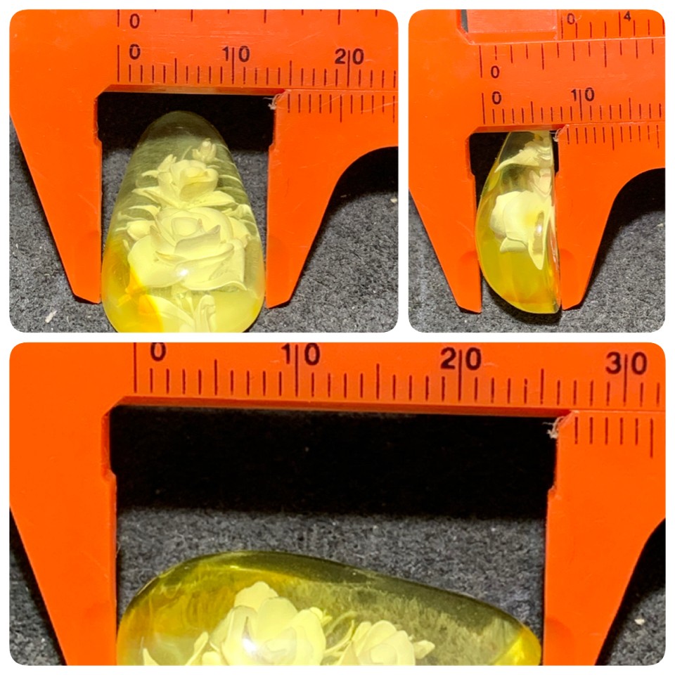 精美俄料鸡油黄金珀阴雕花吊坠一个，
