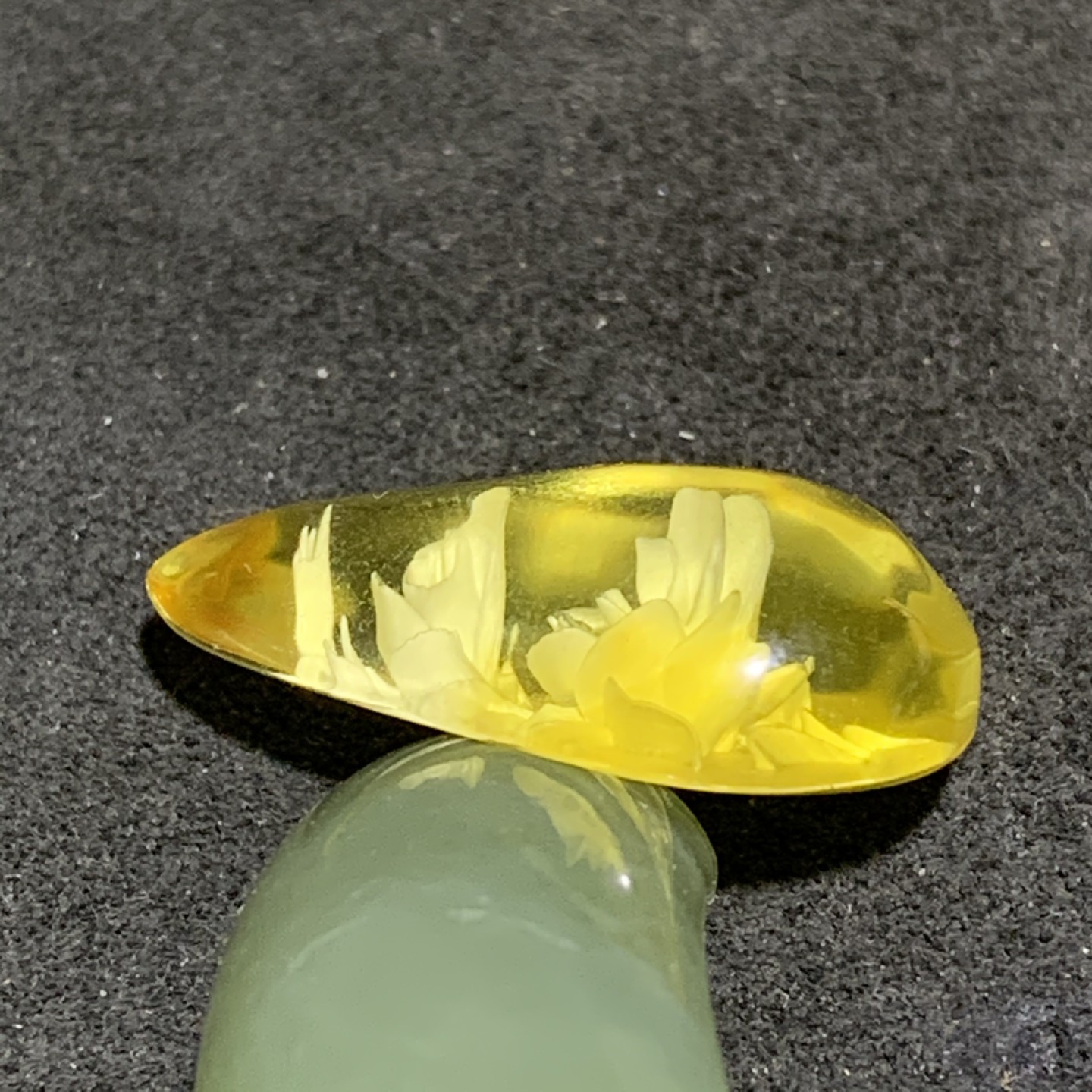 精美俄料鸡油黄金珀阴雕花吊坠一个，