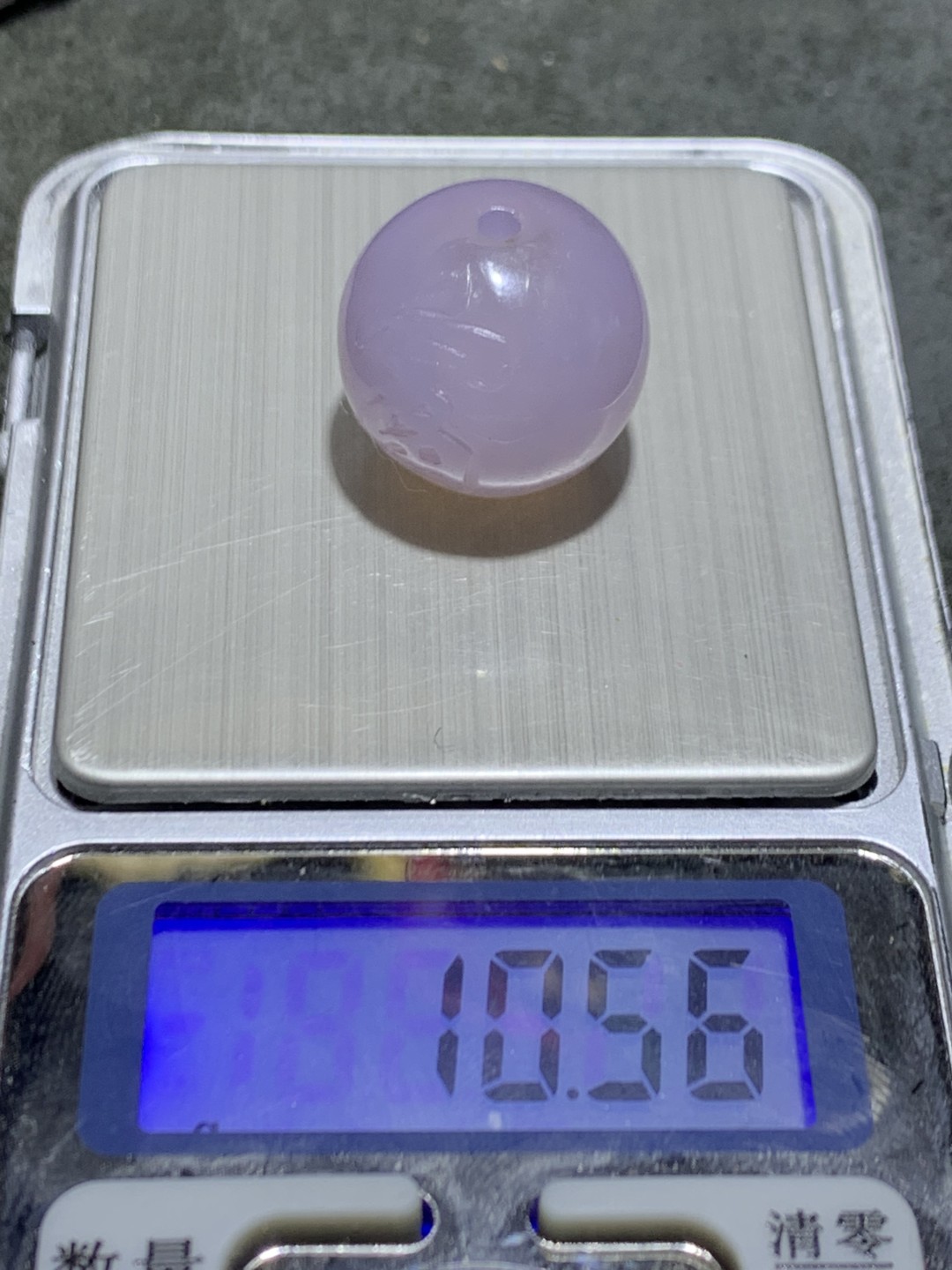 精美冰飘紫罗兰蒙料战国红玛瑙雕刻富字圆珠一颗！寓意，大富大贵，